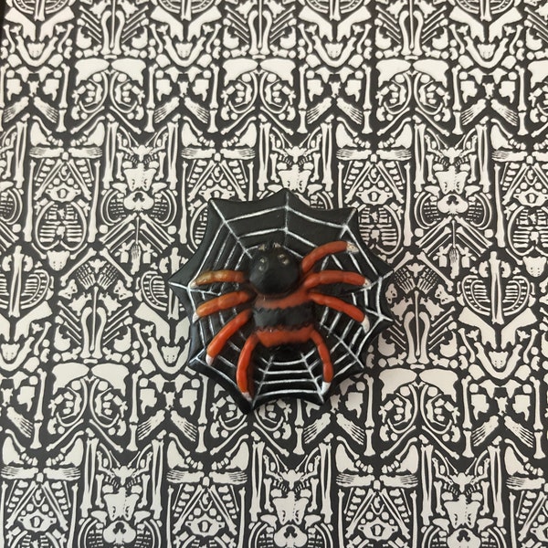 Eighties spiderweb vintage pin