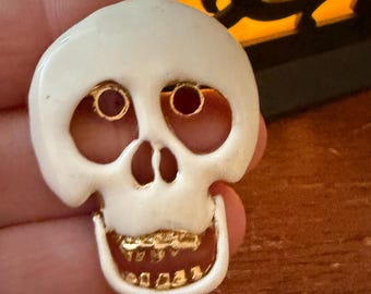 Moveable jaw skull vintage metal pin