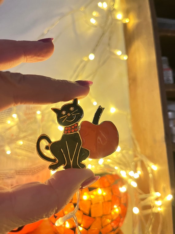 Vintage cat and pumpkin pin