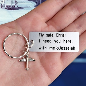 パーソナライズされたFly Safe I Need Youキーチェーン、飛行機のパイロット、客室乗務員、航空乗務員、または頻繁に旅行する人へのカスタム刻印ギフト