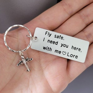 Personalizowany brelok Fly Safe I Need You Here z grawerunkiem i zawieszką w kształcie samolotu, prezent dla pilota, stewardesy, załogi lotniczej, częstego podróżnika