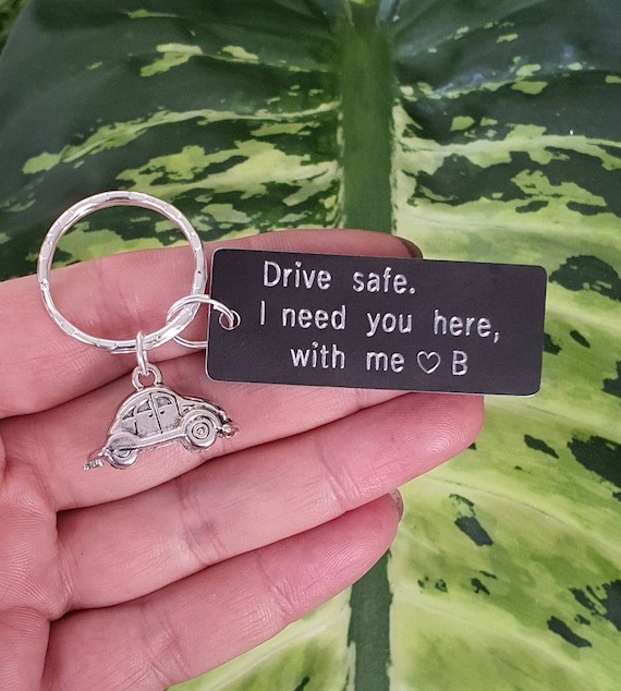 Portachiavi Personalizzato Drive Safe Con Iniziali, Regalo Per Il Fidanzato, Ho Bisogno Di Te Qui Con Me