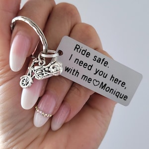 Ride Safe gepersonaliseerde motorsleutelhanger – op maat gegraveerd motorcadeau voor hem | Sleutelhanger voor stel, vriend, echtgenoot met motorbedel