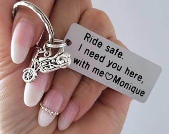 Llavero personalizado para motociclista con el mensaje "Conduce con seguridad" – Regalo personalizado para motociclistas, ideal para él, novio, esposo o parejas. Llavero con dije de motocicleta.