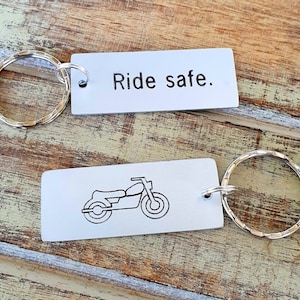 Fahrt sichere Schlüsselanhänger, personalisiert, Paare Schlüsselanhänger, graviert, Ehemann, Freund Geschenk, Biker Geschenk, Motorrad, Fahrrad, Paare Geschenk, Reiter