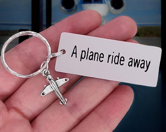 Chaveiro personalizado com a gravação "A Plane Ride Away" e pingente de avião – presente de viagem Fly Safe para casais, pilotos, comissários de bordo e viajantes