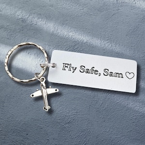 Portachiavi Fly Safe con incisione personalizzata per appassionati di aviazione, portachiavi con ciondolo a forma di aereo personalizzato, regalo per piloti, assistenti di volo e viaggiatori