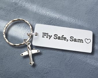 Chaveiro Fly Safe personalizado gravado para entusiastas da aviação, chaveiro com pingente de avião personalizado, presente para pilotos, comissários de bordo e viajantes