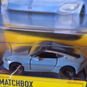 Può includere: Un'auto giocattolo Matchbox Collectors 2023 Nissan Z azzurra nella sua confezione originale gialla e blu. La confezione presenta illustrazioni dell'auto, il testo Matchbox Collectors e il nome del modello 2023 Nissan Z.