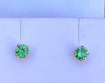 ツァボライトグリーンガーネットラウンドスタッドピアス 14Kイエロー