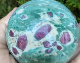 Esfera de fucsita con rubí, rubí natural de 5 cm, cristales de rubí en matriz de fucsita, esfera de fucsita para coleccionistas, esfera de roca decorativa