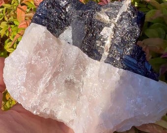 Cuarzo rosa con turmalina negra, cuarzo rosa de color natural, cuarzo rosa con turmalina, artículo decorativo de cuarzo rosa, piedra lapidaria brasileña