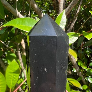Schungit-Turm, polierter 3-Zoll-Schungit-Generator-Turm, fester natürlicher Schungit, Schungit-Spitze, Heildekor, Wurzelchakra-Kohlenstoffkristall