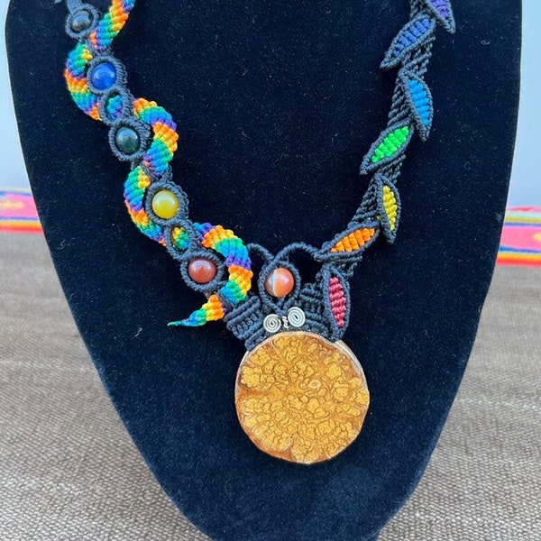 Shipibo Ayahuasca Vine + Rainbow Serpent Macrame Collar, Colgante ceremonial hecho a mano, Protección de serpiente chamánica, Collar de medicina vegetal