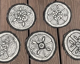 Set om 5: Shipibo 16-17 cm rund altarduk, Ayahuasca-gobeläng, handfärgad + målad mantaduk, shamanistisk ceremonitextil, växtlandskap