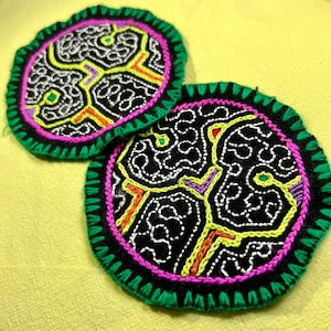 Shipibo 10 x 10 cm kreisförmiges Altartuch 2er-Set, Ayahuasca-Rebeteppich, handbesticktes Manta-Tuch, schamanische Zeremonie-Textil, Pflanzenmedizin