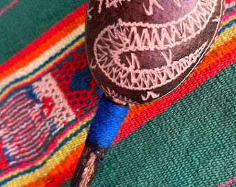 Shipibo-skallra, shamansk healingmaraca, ceremoniell kalebassskakare med ayahuasca + peruansk Amazonasdjungelormdesign, växtmedicin, Kambô