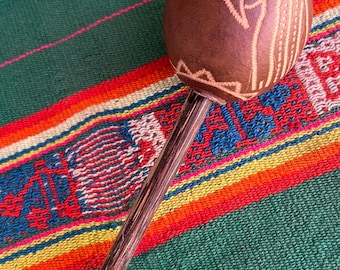 Shipibo-skallra, shamansk healingmaraca, ceremoniell kalebassskakare med ayahuasca + peruansk amazonpapegojadjungeldesign, växtmedicin, Kambô