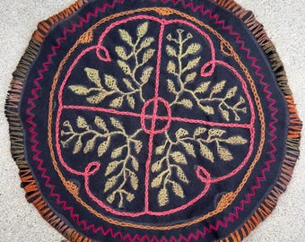 Shipibo 25 cm rund altarduk, Ayahuasca-vinstocksväv, handbroderad mantaduk, shamanistisk ceremonitextil, växtmedicinlapp