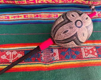 Shipibo-skallra, shamansk healingmaraca, ceremoniell kalebassskakare med ayahuasca + peruansk Amazonasdjungelblomdesign, växtmedicin, Kambô