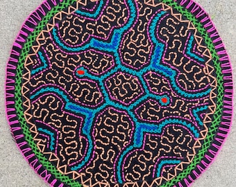 Shipibo 25 cm rund altarduk, Ayahuasca medium gobeläng, handbroderad mantaduk, shamanistisk ceremonitextil, växtmedicinlapp