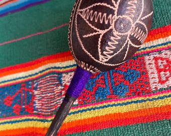 Shipibo-skallra, shamansk healingmaraca, ceremoniell kalebassskakare med ayahuasca + peruansk Amazonasdjungelblomdesign, växtmedicin, Kambô