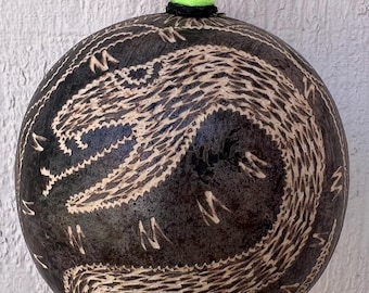 Shipibo-skallra, shamansk healingmaraca, ceremoniell kalebassskakare med ayahuasca + peruansk Amazonasdjungelormdesign, växtmedicin, Kambô