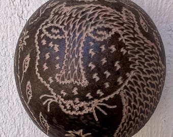 Shipibo-skallra, shamansk healingmaraca, ceremoniell kalebassskakare med ayahuasca + peruansk Amazonasdjungeljaguardesign, växtmedicin, Kambô