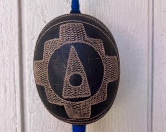 Shipibo-skallra, shamansk healingmaraca, ceremoniell kalebassskakare med ayahuasca + peruansk andinsk chakradesign, växtmedicin, Kambô, XXL