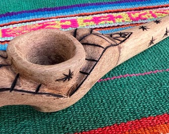 Shipibo Noya Rao handskuren Mapacho-pipa, Ayahuasca ceremoniell pipa, shamansk bladblomspipa, växtmedicin, mästerväxtdiet