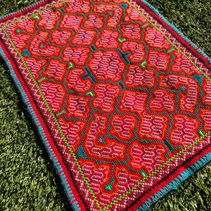Shipibo 46x33cm Mittel Altar Tuch,Ayahuasca Icaro Wandteppich,Handbesticktes Rotes Manta Tuch,Schamanische Zeremonie Textil,Pflanzen Medizin Manta