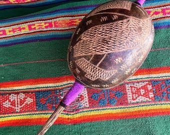 Shipibo-skallra, shamansk helande maraca, ceremoniell kalebassskakare med ayahuasca + peruansk Amazonasdjungel-tukandesign, växtmedicin, Kambô