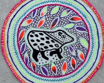 Shipibo 31 cm rund altarduk, Ayahuasca-gobeläng, handbroderad mantaduk, shamanistisk ceremonitextil, djungelgrisvildsvinslapp