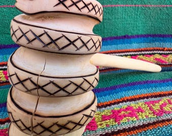Shipibo Bobinsana handskuren pipa för Mapacho, Ayahuasca ceremoniell pipa, shamansk ormpipa, växtmedicin, mästerväxtdiet