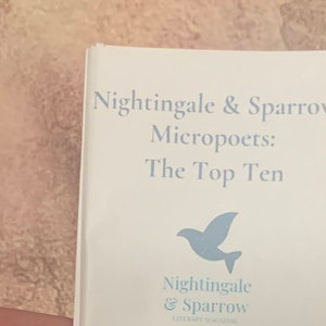 Puede incluir: Un pequeño folleto blanco titulado "Nightingale & Sparrow Micropoets: The Top Ten" con un gráfico de pájaro azul y el año 2020. El folleto se sostiene en una mano y parece ser una revista literaria.