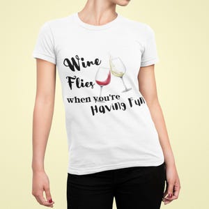 Citazione sul vino &quot;Il vino vola quando ti diverti&quot;. Download digitale, bicchieri, calici da vino, magliette, tote bag.