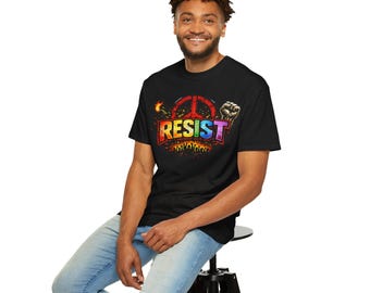 Wiederstehen Friedenszeichen mit erhobener Faust T-Shirt | Regenbogen-Protest-Design