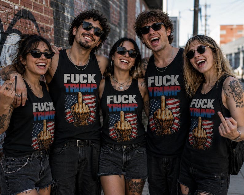 K&ouml;nnte beinhalten: F&uuml;nf Personen tragen schwarze Tanktops mit dem Text "FUCK TRUMP" in Rot und Blau, sowie ein Bild einer Hand, die den Mittelfinger &uuml;ber einer amerikanischen Flagge zeigt. Sie l&auml;cheln und tragen Sonnenbrillen.