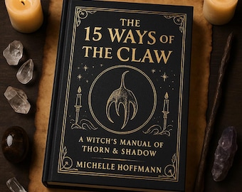 Può includere: Un libro nero intitolato "The 15 Ways of The Claw" con scritte dorate e un emblema circolare. Il libro è circondato da candele, cristalli e una bacchetta di legno su una superficie simile alla pergamena. Autore: Michelle Hoffmann.