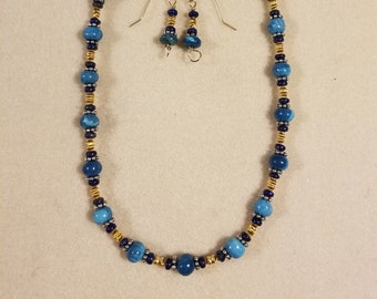 Gepulste Stil, Ecuadorisches Glas und Gold, Denim Wear Schmuck Blues, Uralter Stil Halskette