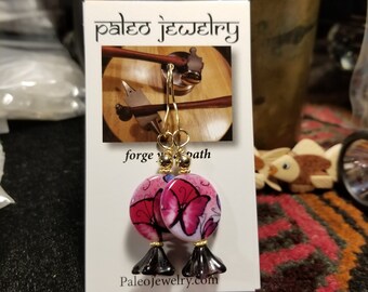 Vintage bemaltes Glas, Schmetterling Ohrringe, Transformation Symbole, Rosa und Lila Farben, Influencer Stil