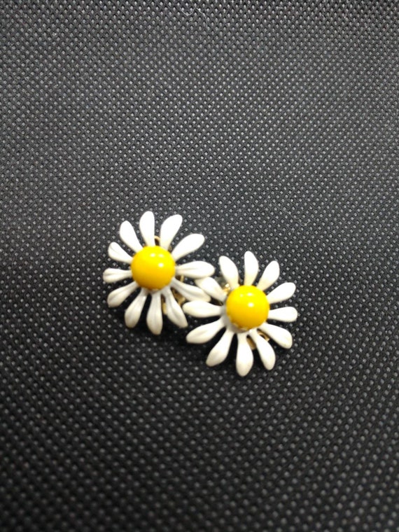 60s Vintage Daisy Clip on Earrings