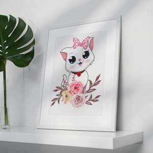 Un beau chat assis au milieu des roses