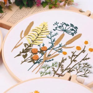 Embroidery Kit for Beginners, DIY Hand Embroidery Full Kit  Needlepoint, DIY Craft, Cross Stitch Set, Handmade Gift, Floral