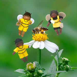 Baby HoneyBee Fairy Waldorf-Stil Bienenpuppe, Sammlerstück, posierbare Miniatur, hängende Verzierung auf Schnur, Wollfilz handgemachte europäische