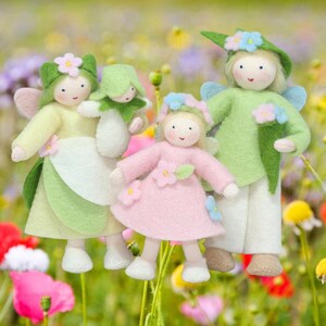 Família de 4 bonecas Waldorf fadas das flores da primavera com asas, feitas à mão em feltro de lã com braços e pernas flexíveis: Mamãe, Papai, Menina + Bebê