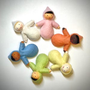Muñeca pequeña para casa de muñecas, 4 tonos de piel, estilo Waldorf, tamaño bolsillo, hecha a mano en fieltro de lana, estilo Steiner europeo [Saco de dormir se vende por separado] imagen 3