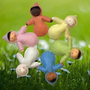 Muñeca pequeña para casa de muñecas, 4 tonos de piel, estilo Waldorf, tamaño bolsillo, hecha a mano en fieltro de lana, estilo Steiner europeo [Saco de dormir se vende por separado] imagen 2