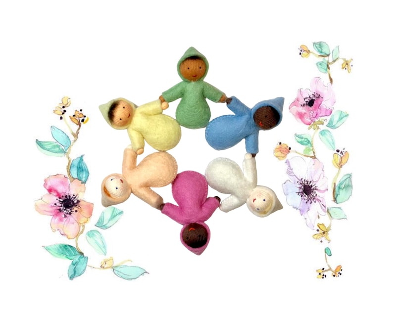 Muñeca pequeña para casa de muñecas, 4 tonos de piel, estilo Waldorf, tamaño bolsillo, hecha a mano en fieltro de lana, estilo Steiner europeo [Saco de dormir se vende por separado] imagen 1