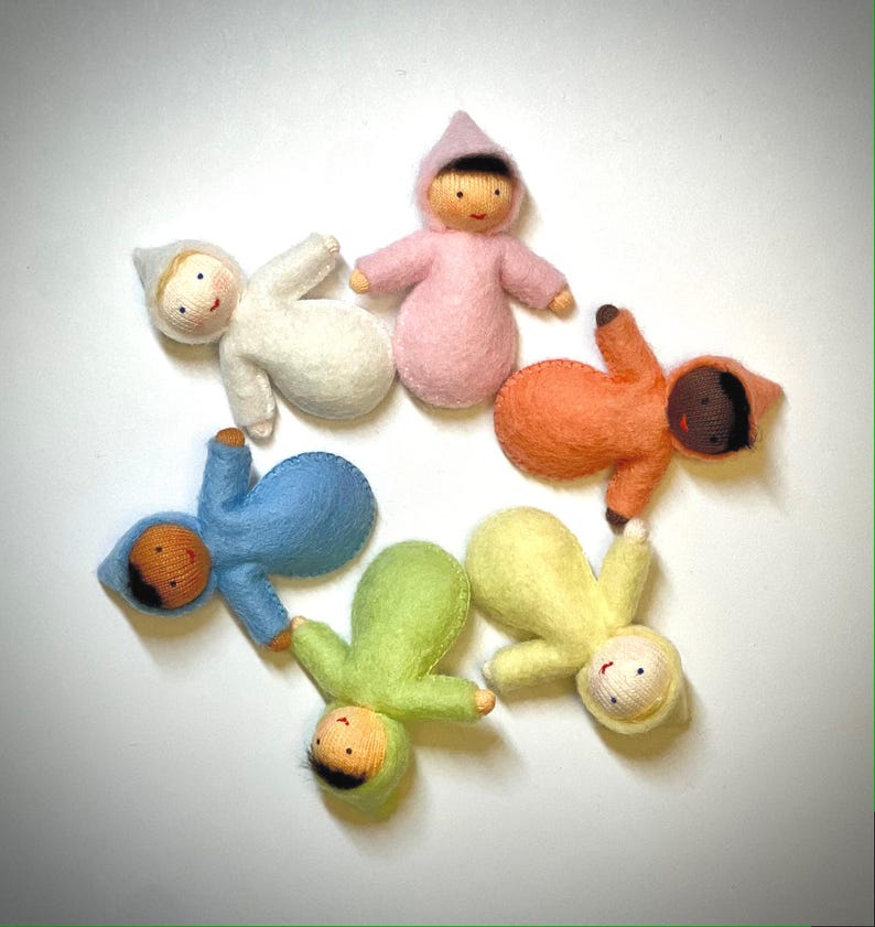 Muñeca pequeña para casa de muñecas, 4 tonos de piel, estilo Waldorf, tamaño bolsillo, hecha a mano en fieltro de lana, estilo Steiner europeo [Saco de dormir se vende por separado] imagen 3